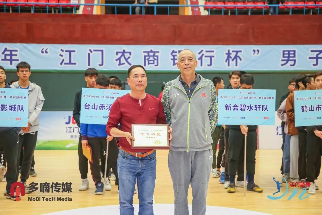 篮球赛拿冠军怎么炫耀自己_篮球拿冠军的心情说说_荣获篮球赛冠军